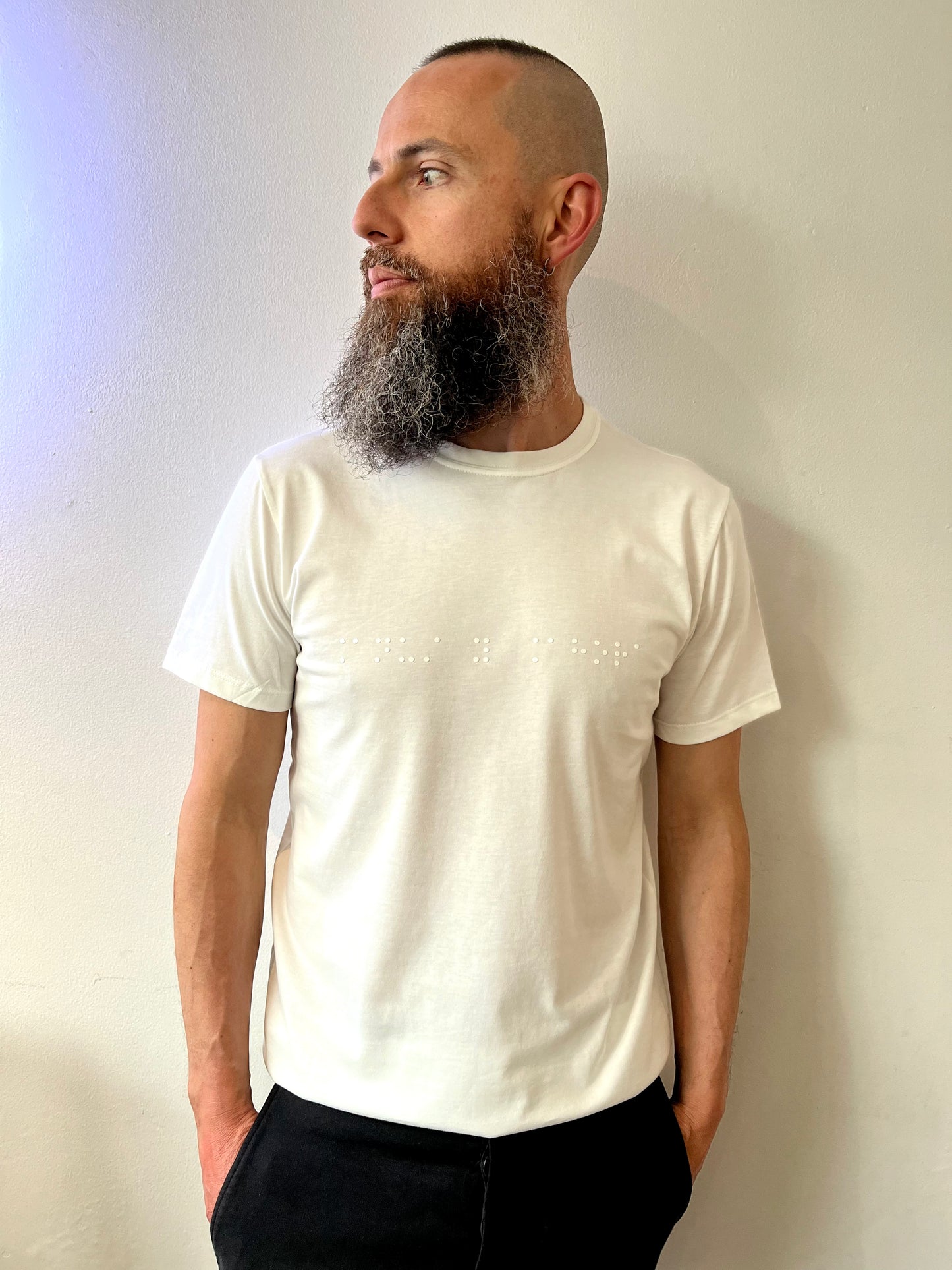 Camiseta Blanca Hombre- Braille 'AQUÍ Y AHORA'