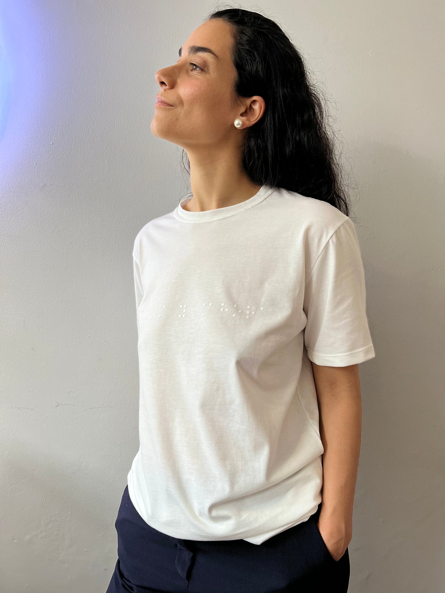 Camiseta Blanca Mujer - Braille 'AQUÍ Y AHORA'