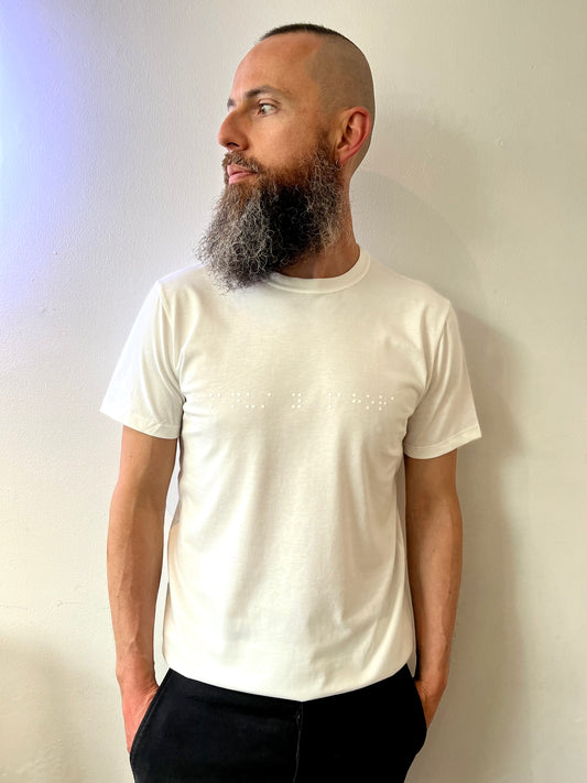 Camiseta Blanca Hombre- Braille  'AQUÍ Y AHORA'